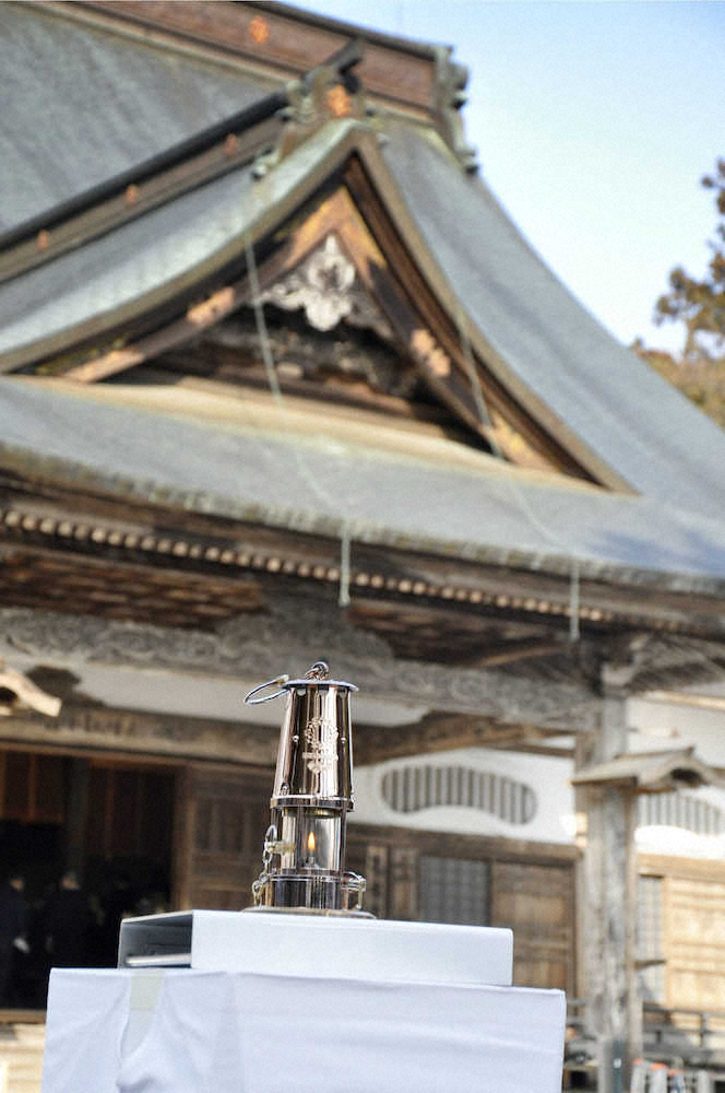 東日本大震災10年に合わせて世界遺産・中尊寺に展示された東京五輪の聖火