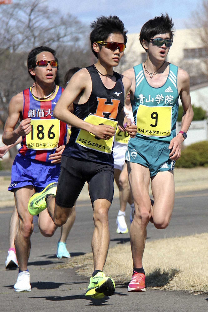 日本学生ハーフマラソン選手権の男子で優勝した法大・鎌田航生（中央）