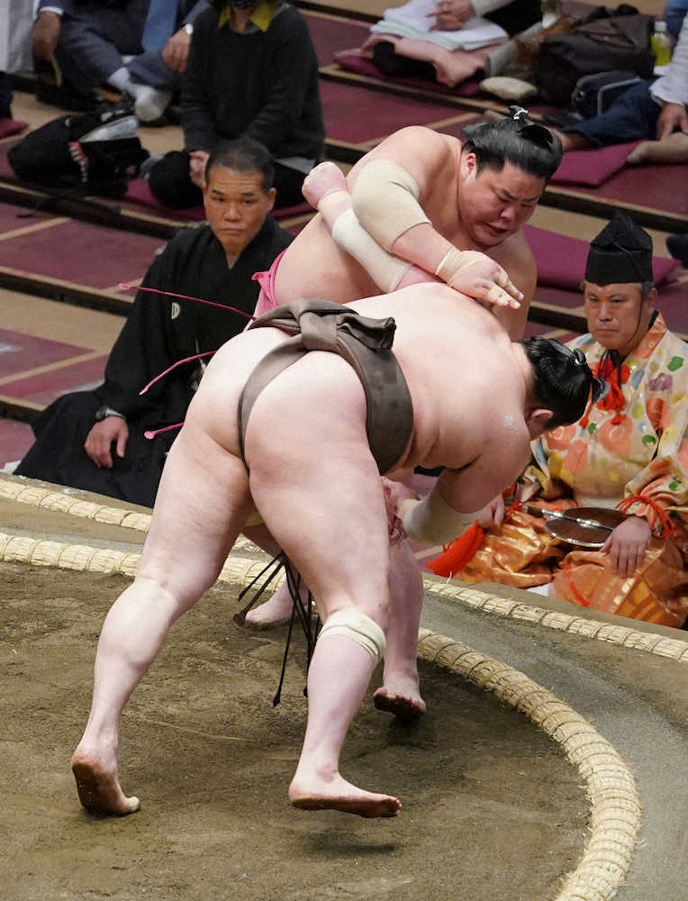【画像・写真】先場所Vの大栄翔、白鵬に完敗…八角理事長苦言「自分のことしか考えていない。相手のことを見ていない」