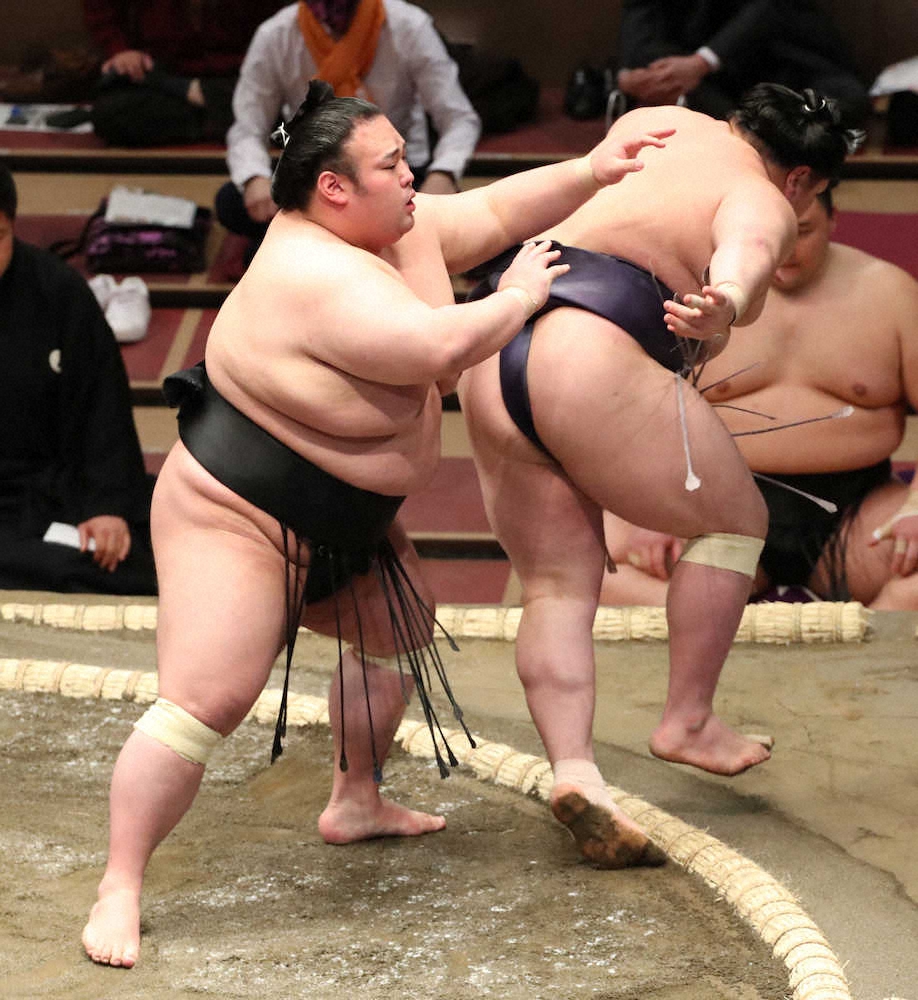 【画像・写真】カド番・貴景勝、同学年の阿武咲圧倒で白星発進　“準ご当地”大阪から東京に会場変更も「関係ない」