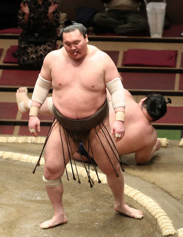 【画像・写真】白鵬　連勝も苦戦…八角理事長「いい時にはほど遠い。体が動いていない」