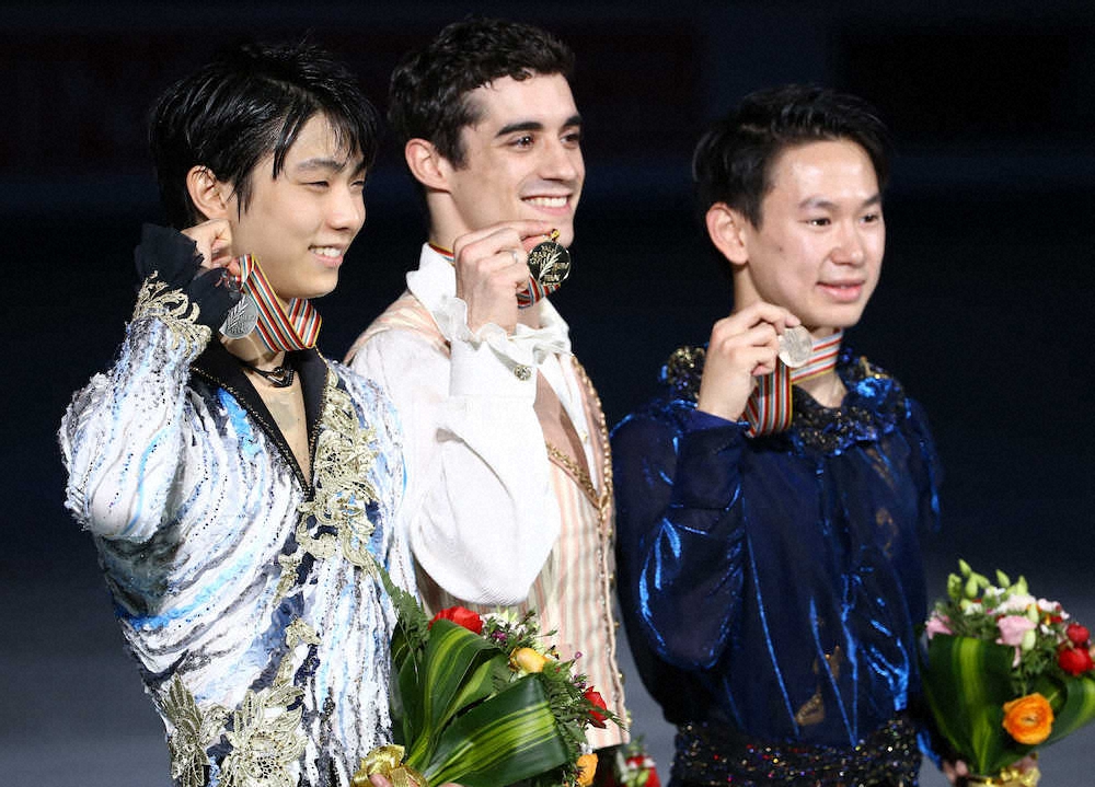 2015年、中国・上海での世界選手権の表彰台で記念写真に納まる（左から）銀メダルの羽生結弦、金メダルのハビエル・フェルナンデス、銅メダルのデニス・テン