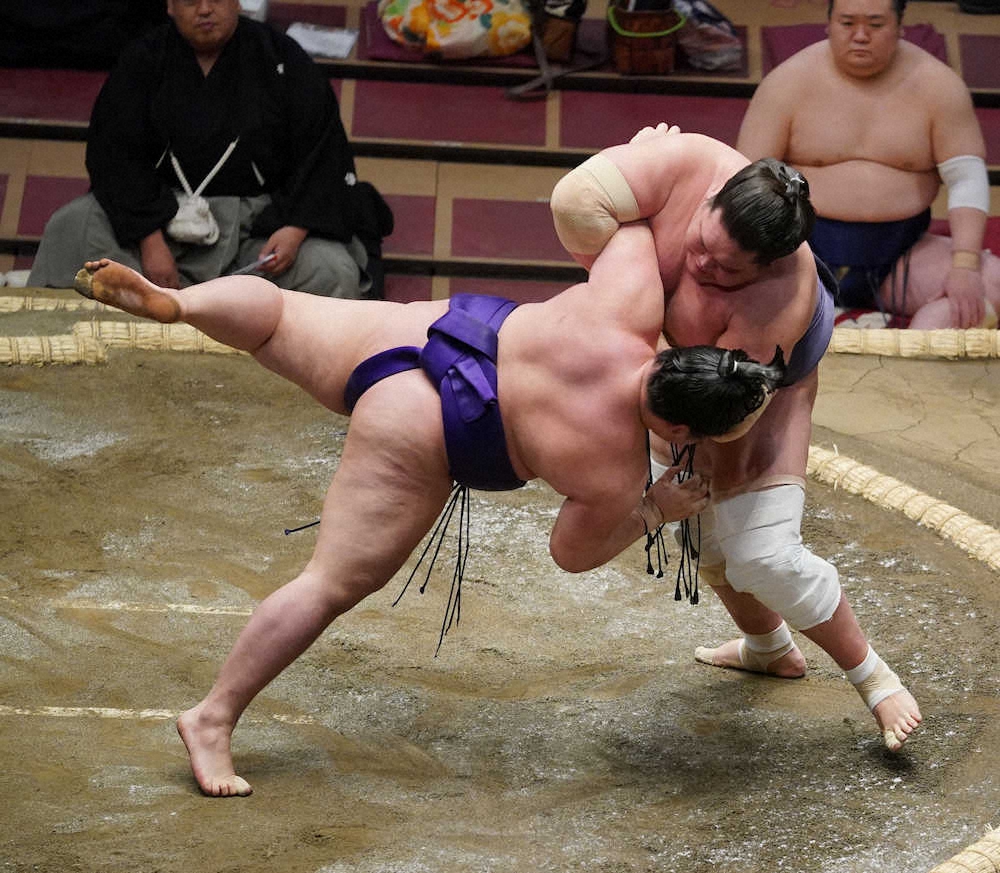 【画像・写真】照ノ富士、無傷の4連勝　もろ差し許すも逆転の小手投げ