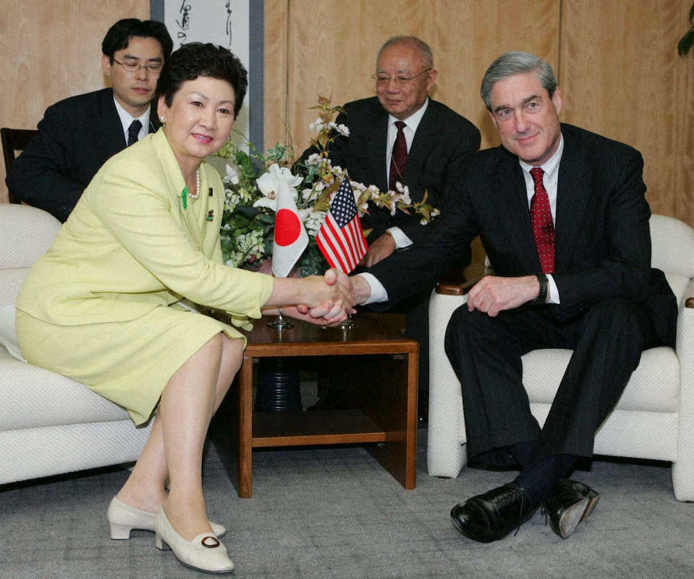 2004年4月、来日したモラーFBI長官（右）と握手する小野清子国家公安委員長