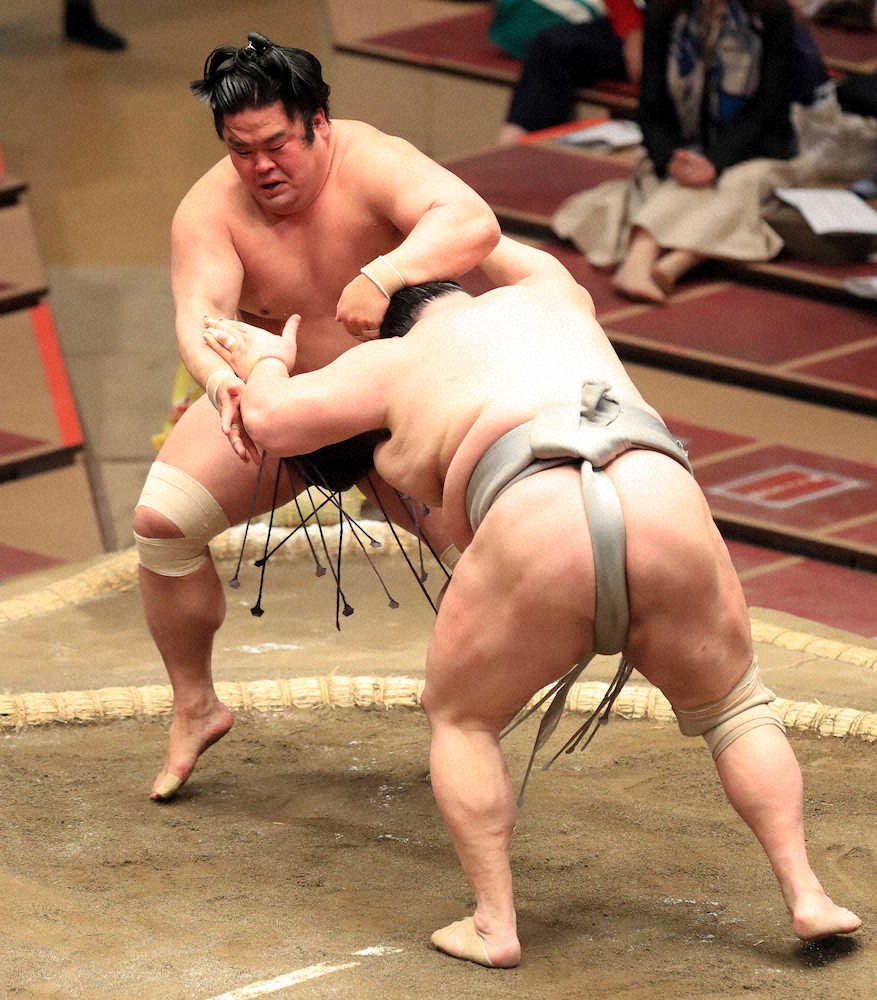 【画像・写真】北勝富士「辛抱強く」全勝の妙義龍止めた！左目上縫って視界良好