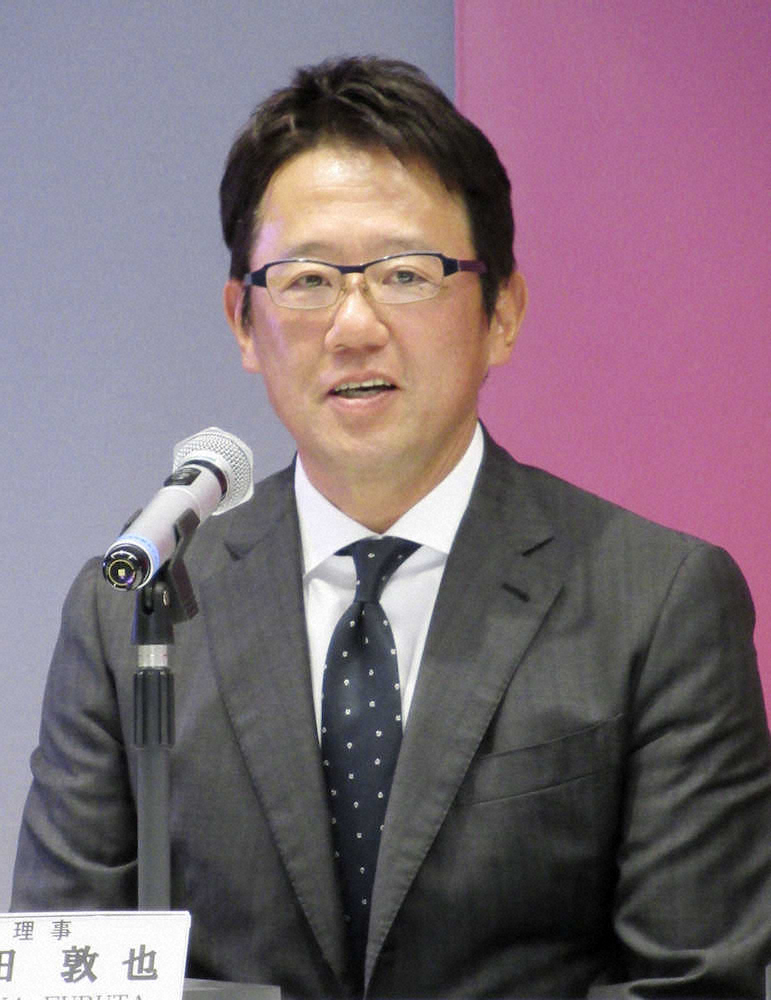 日本女子ソフトボールリーグ機構の新任理事に就任し、記者会見する古田氏