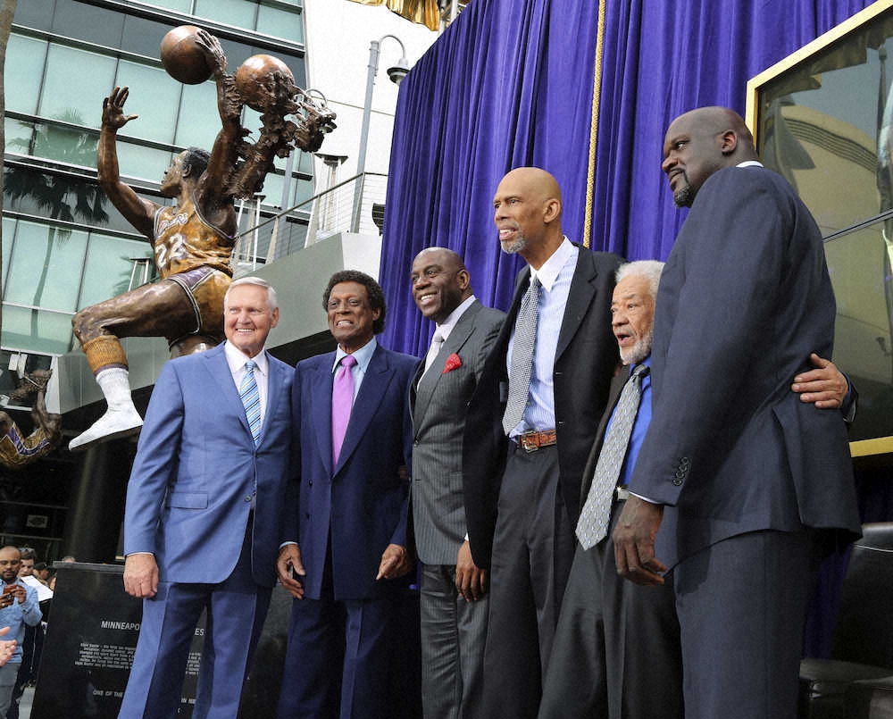 自身の銅像の前に立つベイラー氏（左から2人目）とレイカーズの元スター選手たち（AP）