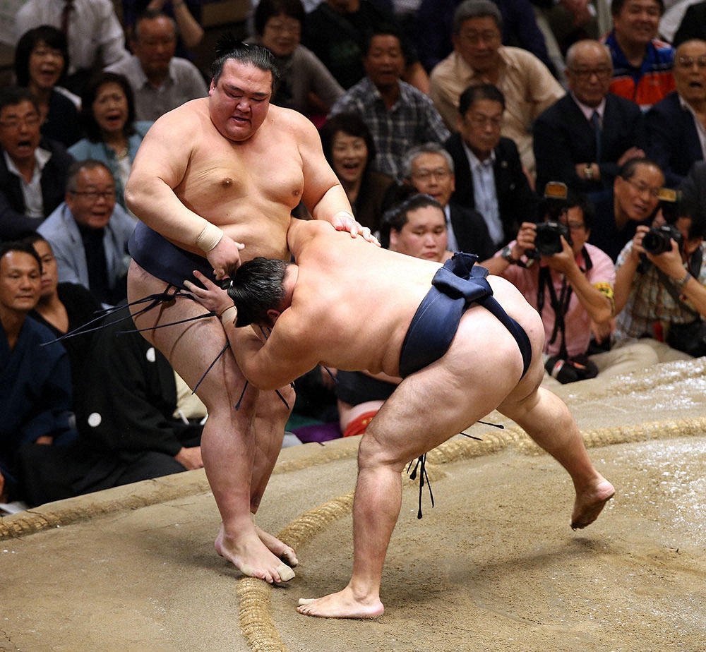 2015年9月の大相撲秋場所14日目、稀勢の里（左）を寄り倒しで破る鶴竜