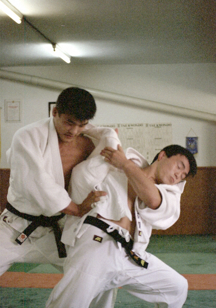 吉田秀彦（左）と乱取りをする古賀稔彦。この後、左ヒザの古傷を痛める（1992年7月20日）