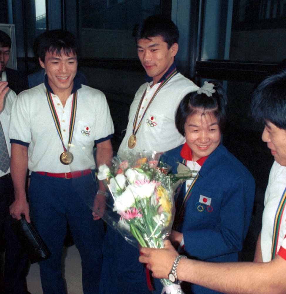 92年、バルセロナ五輪から笑顔で帰国する柔道日本代表の（左から）古賀稔彦、吉田秀彦、田村亮子（現姓・谷亮子）