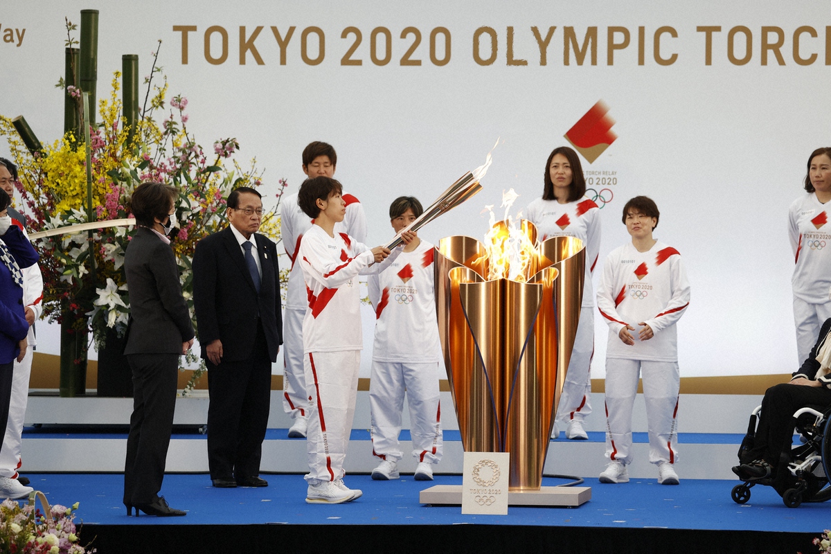 【画像・写真】第1走者「なでしこ」　V字フォーメーションで“復興の象徴”駆け抜けた　聖火リレー、福島からスタート