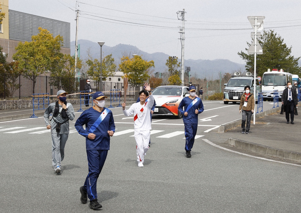 【画像・写真】警備チグハグ…無観客の場所で「密避けて」、沿道には観衆が殺到