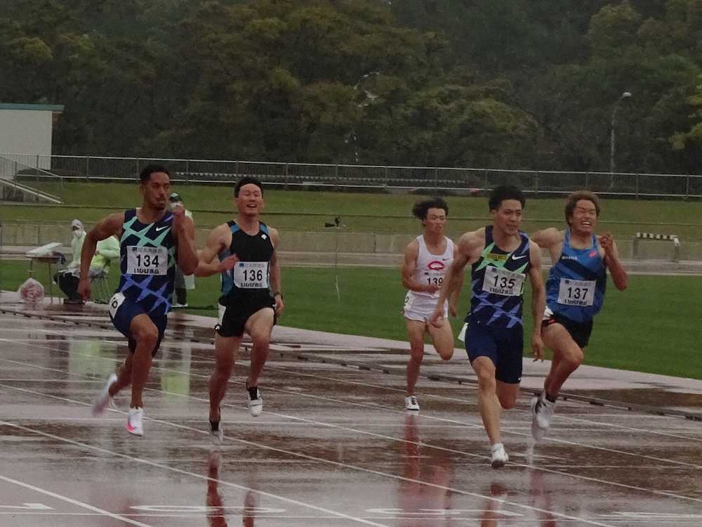 ＜世界リレー大会代表選考会・男子100メートル特別レース＞雨のレースで優勝したケンブリッジ飛鳥（左端）と2位の山県亮太（右から2人目）
