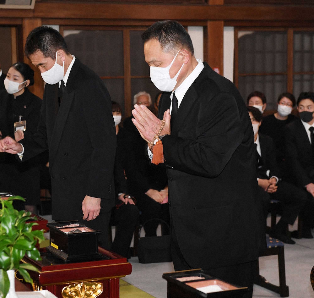 祭壇に手を合わせる全日本柔道連盟の山下会長