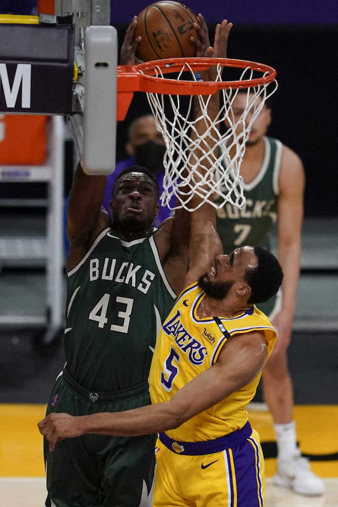 【画像・写真】NBAで史上2度目の3兄弟同時オンコート　「アデトクンボ家」の3人が達成