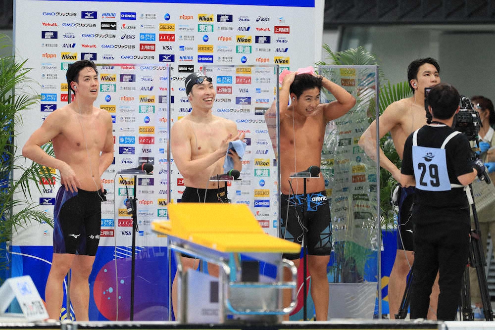 男子200メートル自由形決勝でレースを終え笑顔を見せる（左から）高橋、萩野、柳本、松元（撮影・会津　智海）