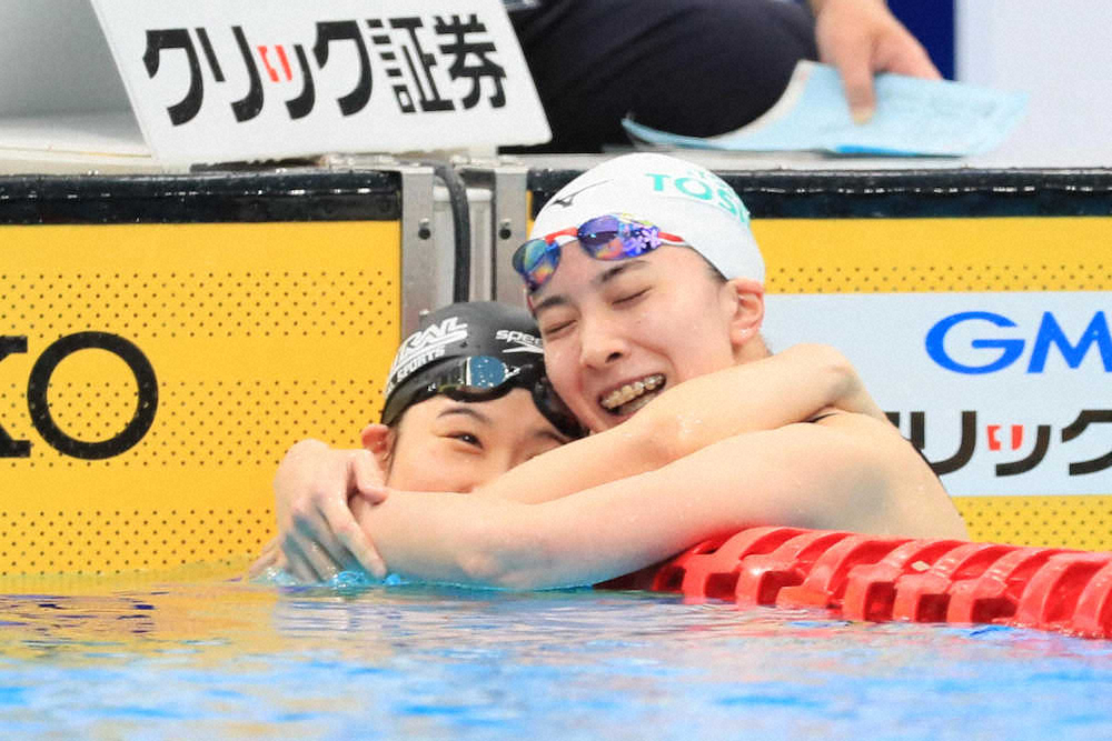 競泳日本選手権女子200メートル個人メドレー決勝、大橋（右）に祝福される優勝した寺村（撮影・会津　智海）