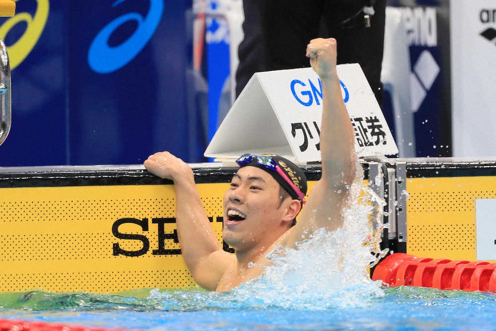 競泳日本選手権男子200メートルバタフライ決勝、優勝を果たしガッツポーズを見せる本多（撮影・会津　智海）
