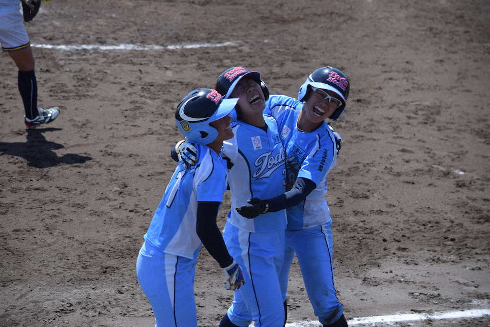 【画像・写真】戸田中央総合病院　3番・上島が8回にサヨナラ打　入部3年目での初ヒットが決勝打