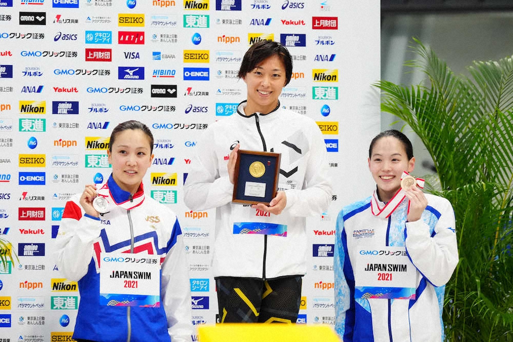 競泳日本選手権女子50メートル平泳ぎ決勝　メダルを手にする（左から）渡部、鈴木、斎藤（撮影・会津　智海）