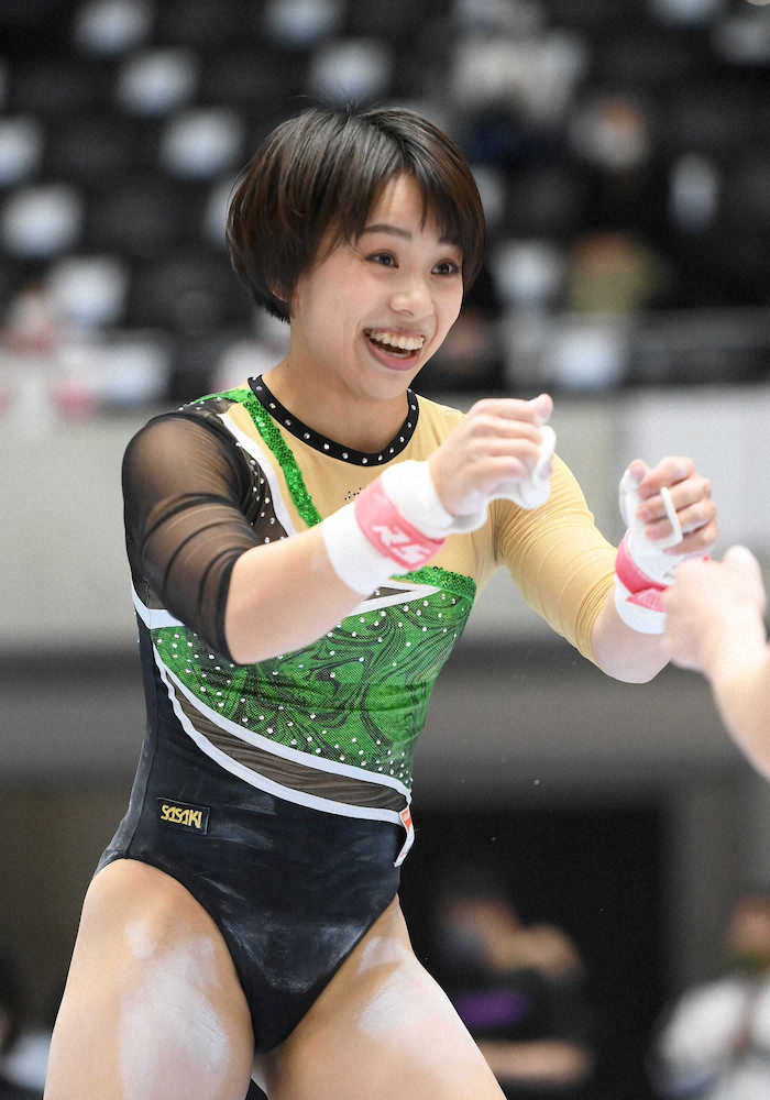 全日本体操個人総合選手権　段違い平行棒を終えてグータッチを交わす村上茉愛