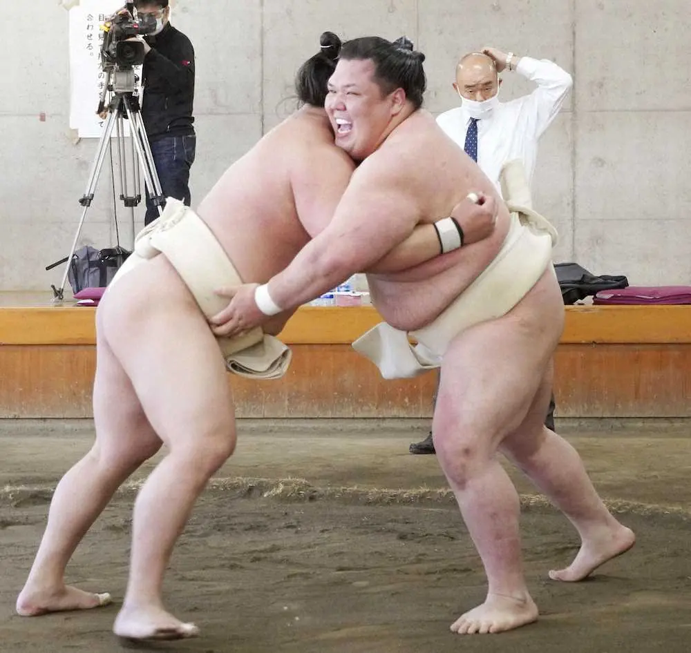 合同稽古で若隆景（左）と相撲を取る阿武咲