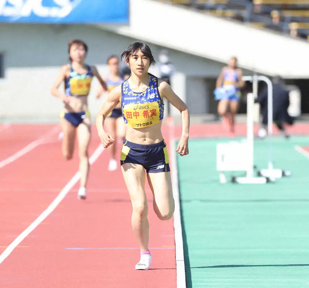 女子1500メートルで2位以下を圧倒し、優勝する田中希実（撮影・平嶋　理子）