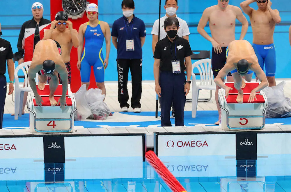＜東京パラ競泳テストイベント＞混合4×100メートルリレーのスタートを切る木村（左）、富田　（撮影・光山　貴大）