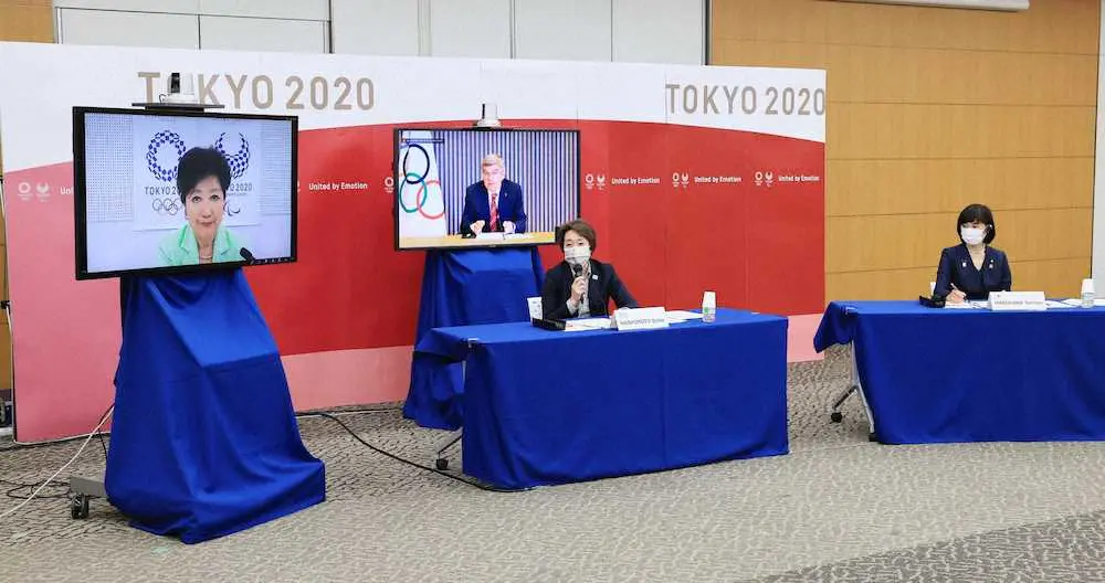東京五輪・パラリンピックの開催に向けた5者協議に臨む（左から）東京都の小池知事（モニター）、IOCのバッハ会長（同）、組織委の橋本会長、丸川五輪相