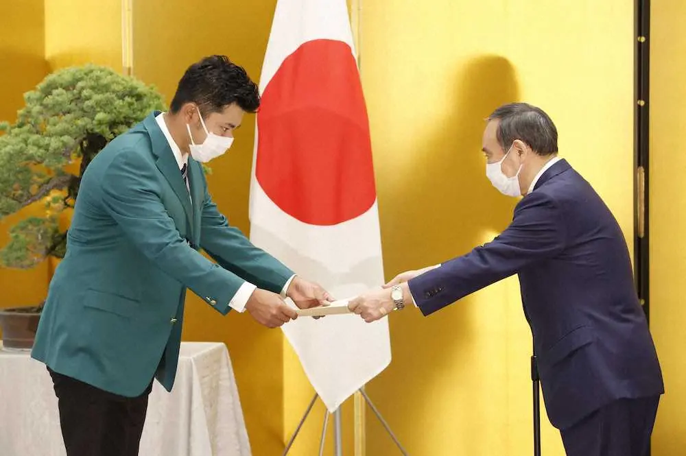 菅首相（右）から内閣総理大臣顕彰を授与される松山英樹