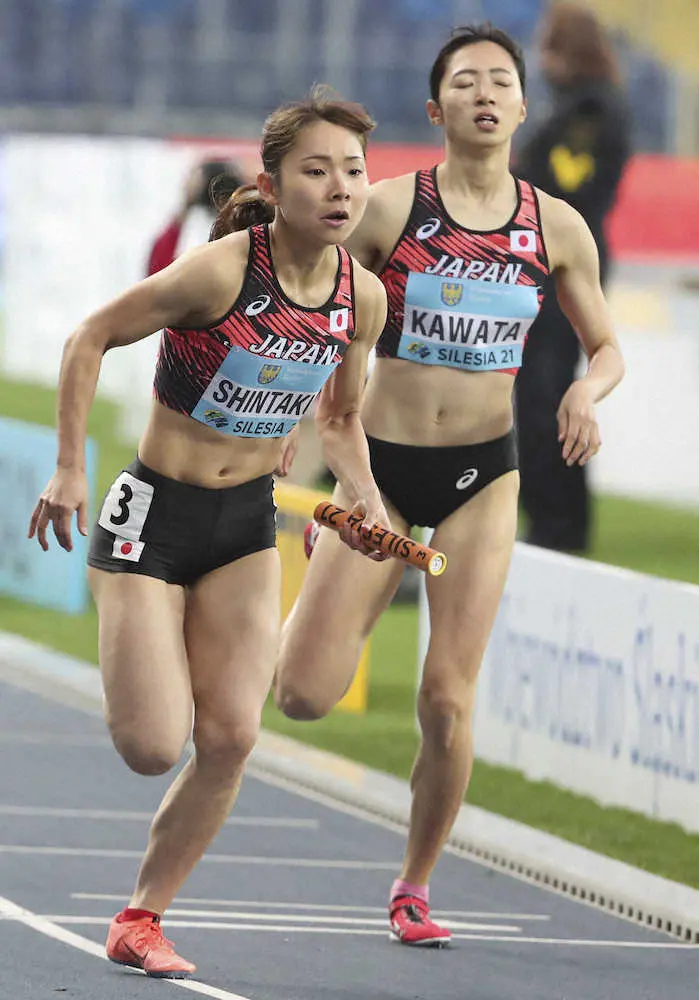 陸上・世界リレー大会第1日、女子1600メートルリレーで川田（右）からバトンを受ける新宅（AP）