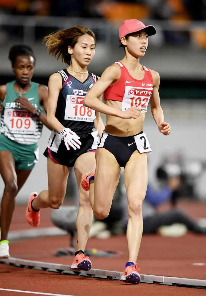 ＜女子1万メートル＞優勝した広中璃梨佳（右）と2位の安藤友香（中央）。ともに東京五輪の参加標準記録を突破し、代表に決まった＝静岡スタジアム