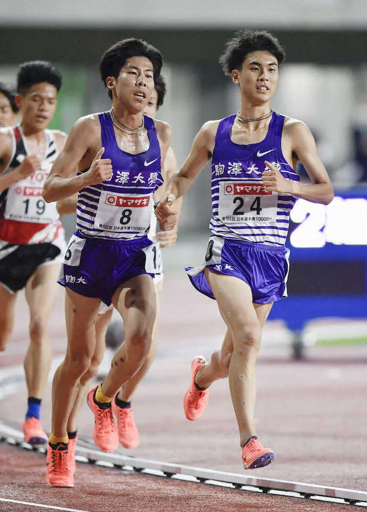 男子1万メートルで力走する2位の田沢廉（手前左）と3位の鈴木芽吹（同右）＝静岡スタジア