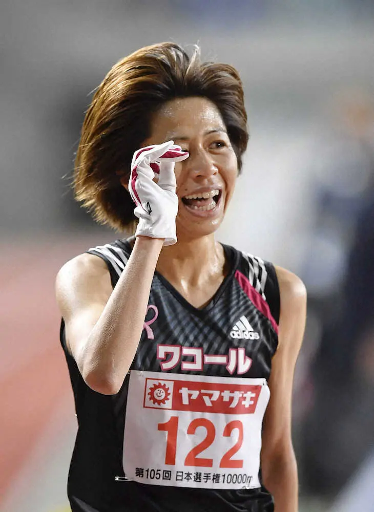 女子1万メートルでゴール後に客席から拍手が送られ、笑顔を見せる福士加代子