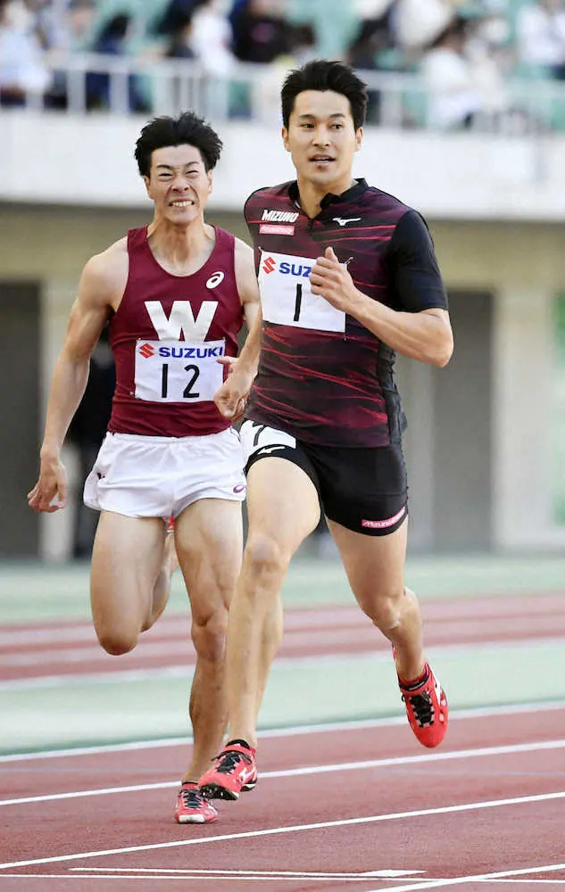 　男子200メートル決勝、20秒52で優勝した飯塚翔太（右）