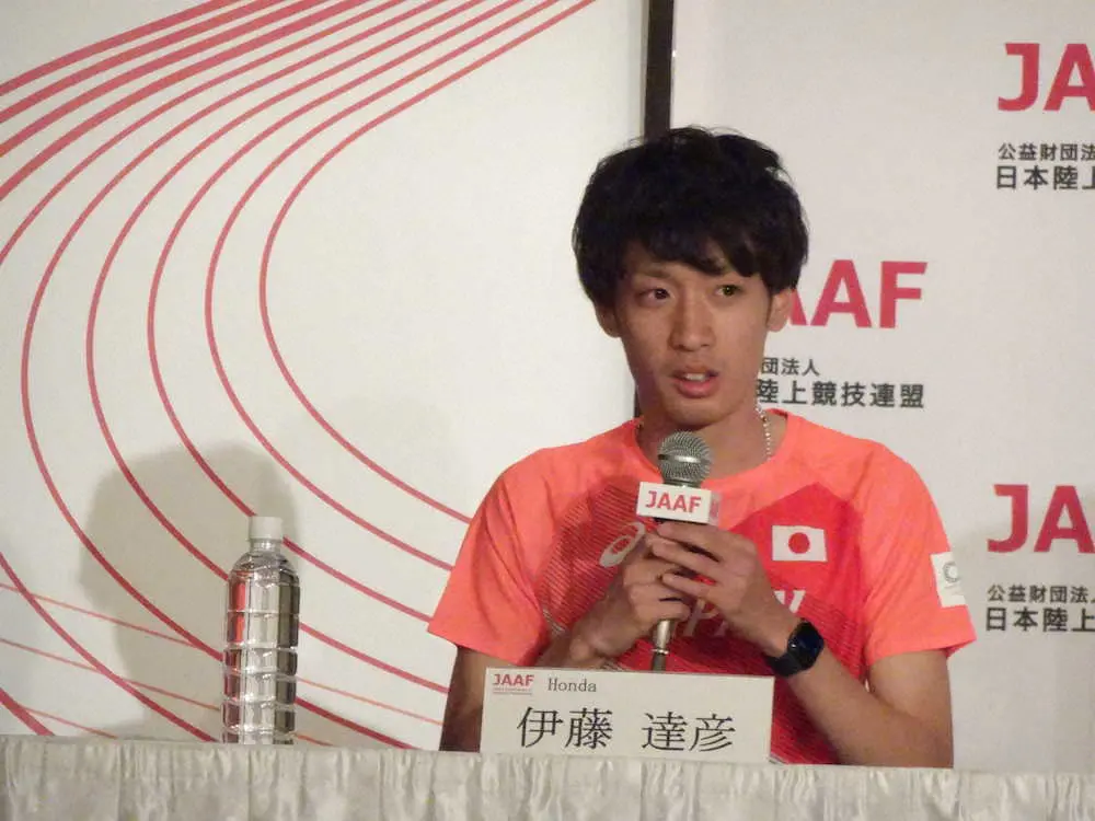 陸上の東京五輪1万メートル代表を決めた伊藤達彦はレースから一夜明けて会見に出席した
