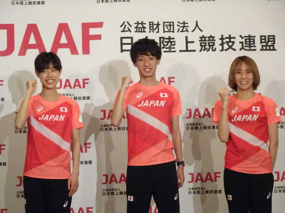 東京五輪の陸上男女の1万メートル代表を決め、会見に出席した（左から）広中璃梨佳、伊藤達彦、安藤友香