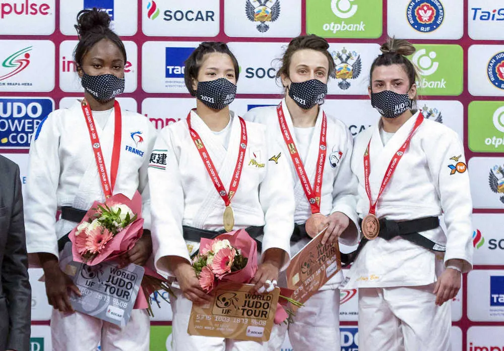 柔道GSカザン大会女子52キロ級で優勝し、金メダルを胸にする阿部詩（左から2人目）（国際柔道連盟提供）