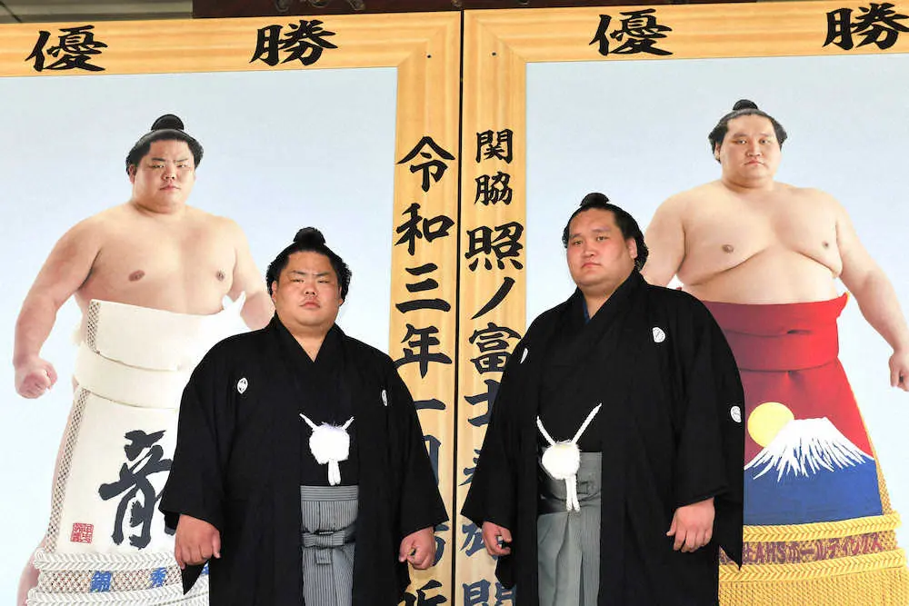 優勝額贈呈式で記念写真に納まる大栄翔（左）と照ノ富士