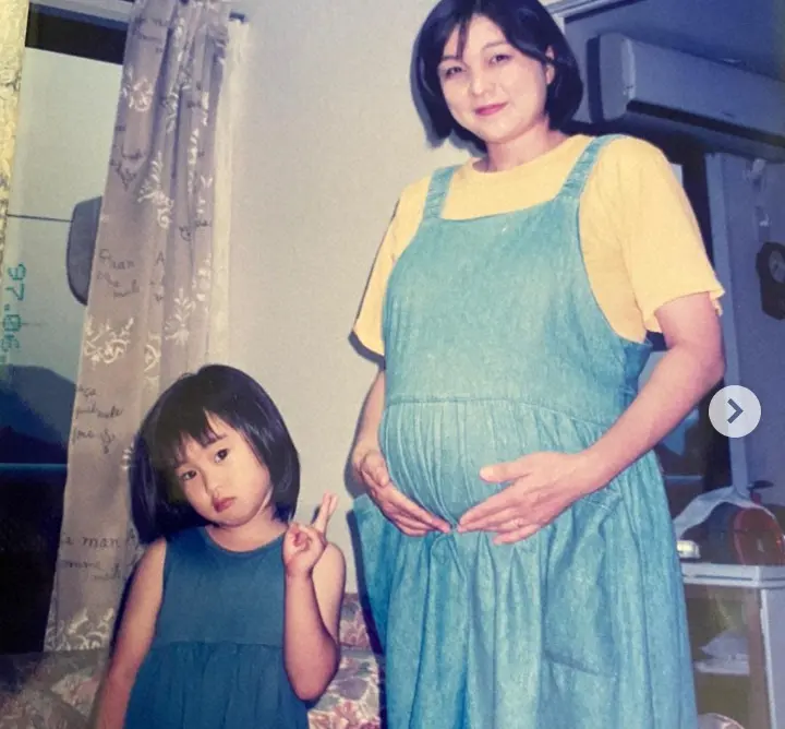 【画像・写真】石川佳純　幼少期の母親との2ショット公開に「素敵で無敵」「マジで可愛すぎます！」「仲良し親子」