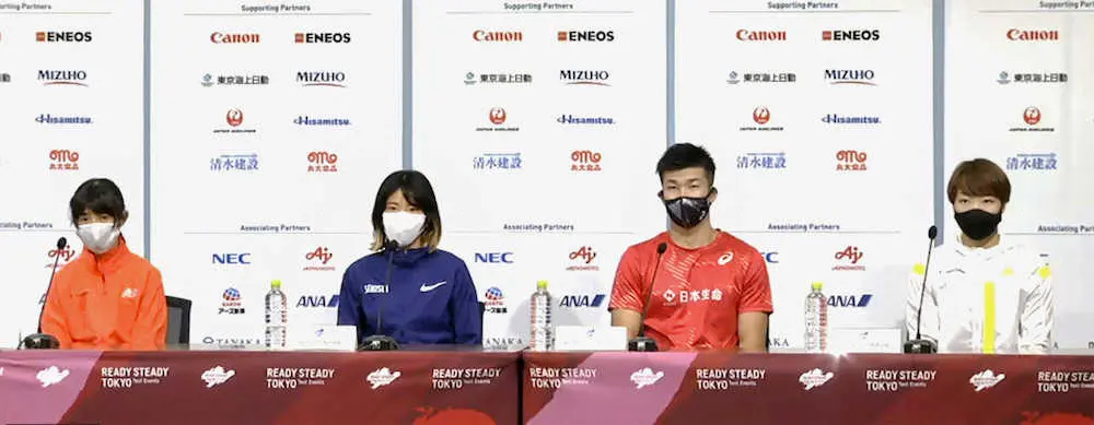 陸上の東京五輪テスト大会を前に、オンラインで記者会見する（左から）田中、新谷、桐生、寺田