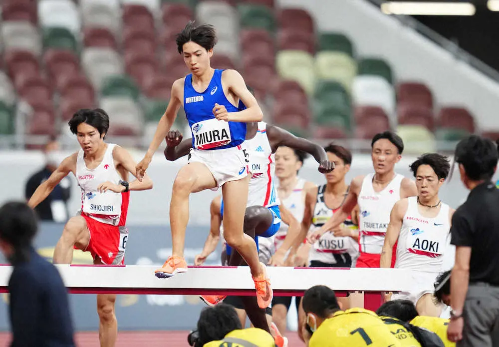 男子3000メートル障害決勝、日本新記録で優勝した三浦龍司（左から2人目）＝撮影・小海途　良幹