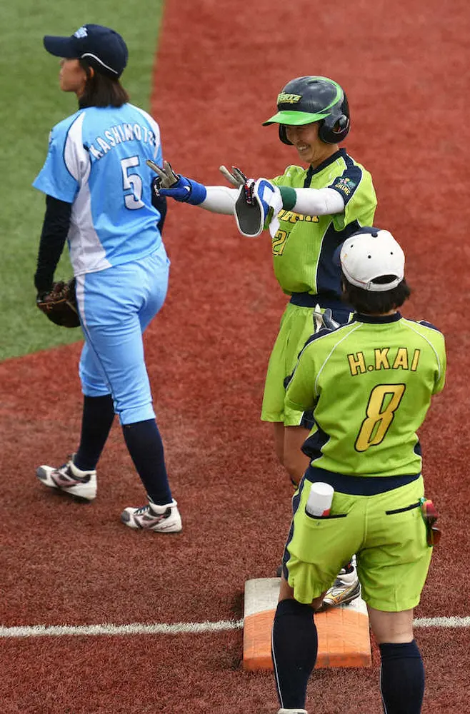 【画像・写真】＜戸田中央総合病院・伊予銀行＞チーム唯一の安打を放った伊予銀行・佐々木（中）（日本ソフトボール協会提供）＠高崎市ソフトボール場