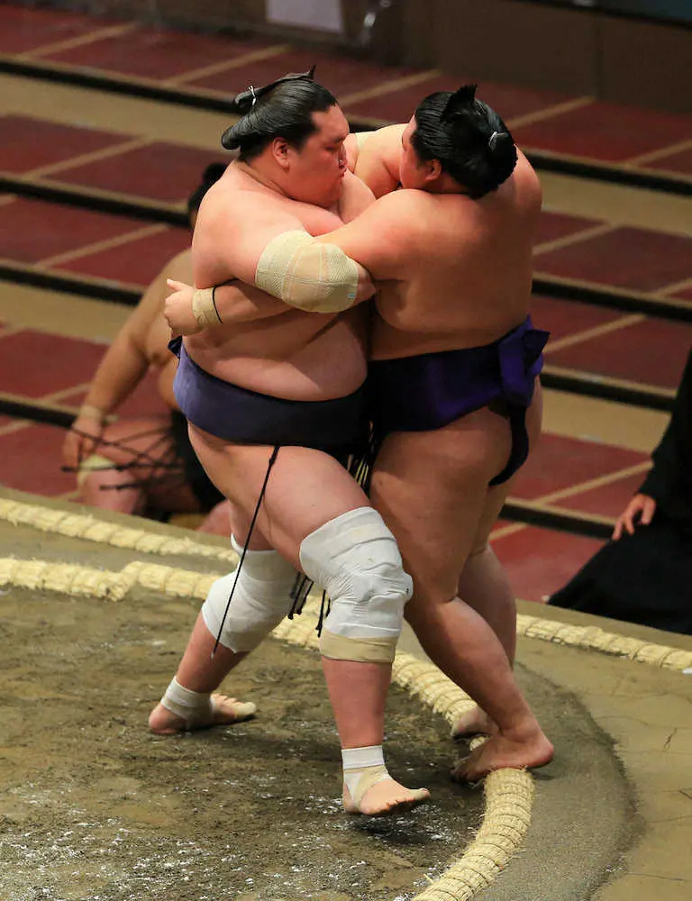【画像・写真】照ノ富士　1335日ぶり大関白星　冷静さ保って明生を豪快きめ出し