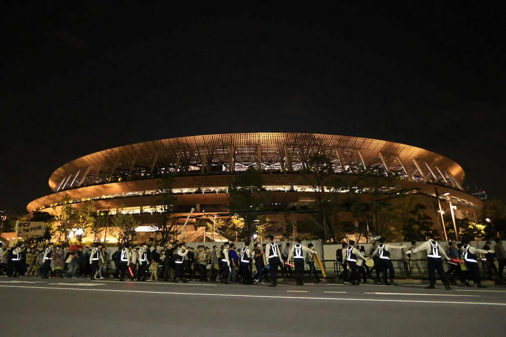 【画像・写真】「コロナ五輪」「殺人五輪」…陸上テスト大会中の国立競技場周辺でデモ