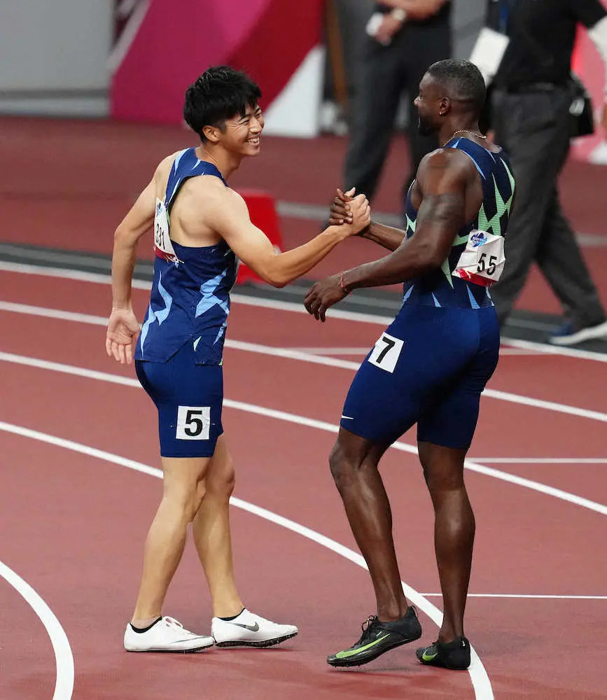 男子100メートル決勝、ガトリン（右）と健闘を称えあう多田修平（撮影・小海途　良幹）