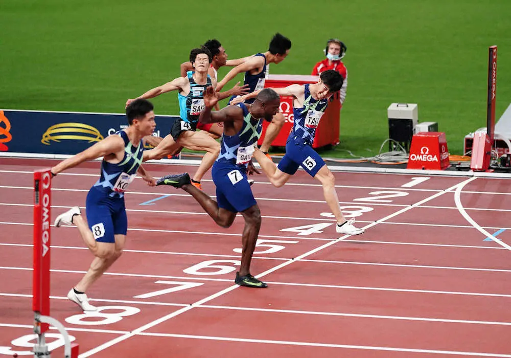 男子100メートル決勝、ゴールに駆け込む多田修平（右）とガトリン（手前から2人目）（撮影・小海途　良幹）