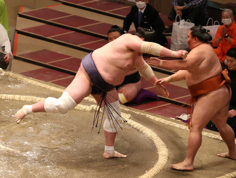 【画像・写真】照ノ富士　御嶽海との全勝対決制す!幕内唯一の4連勝で単独首位に