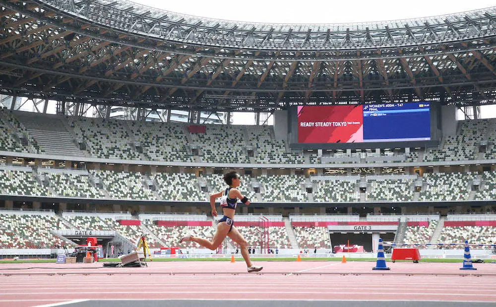 女子400メートル走（T47）、無観客の新国立競技場を力走する辻沙絵（撮影・木村　揚輔）