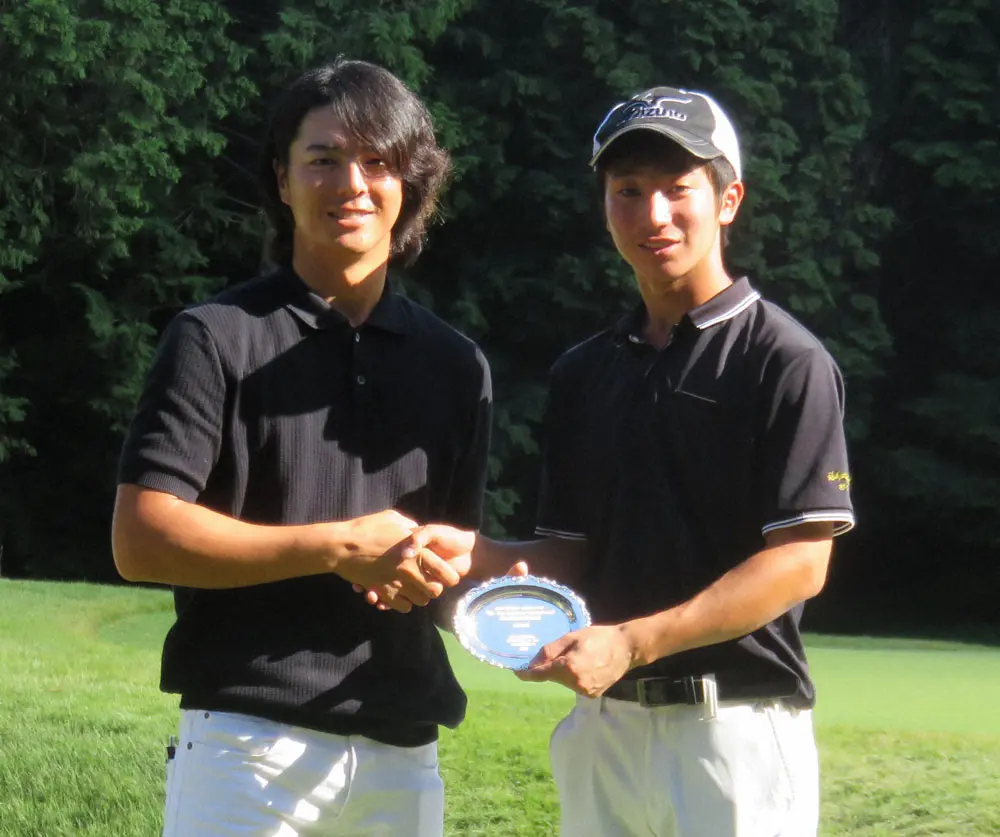 17年、石川遼（左）の主催大会で優勝した杉浦